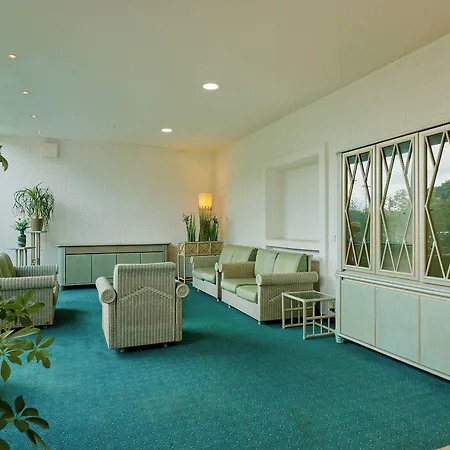 מלון Trip Axxon 4*